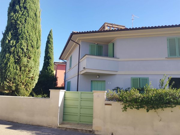 casa indipendente in vendita a Foligno in zona Sterpete