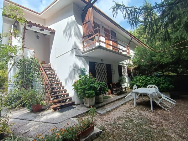 casa indipendente in vendita a Foligno in zona Camino