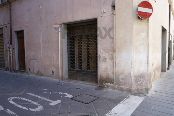 locale commerciale in vendita a Foligno