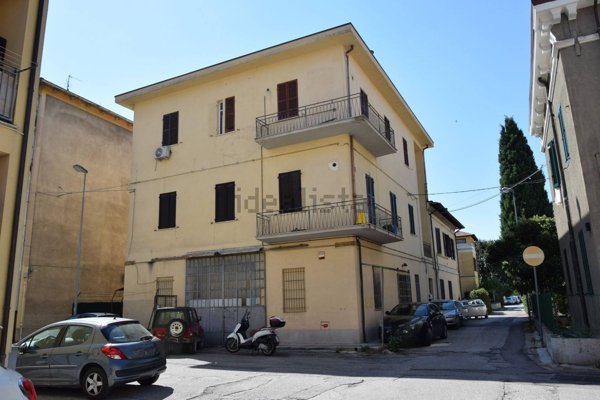 locale commerciale in vendita a Foligno