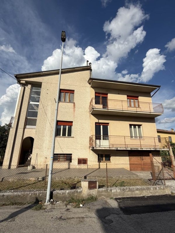 casa indipendente in vendita a Foligno in zona Sterpete