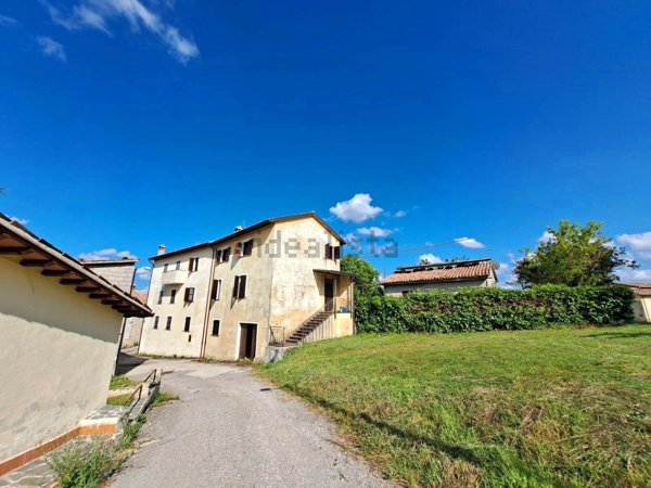 casale in vendita a Foligno in zona Forcatura