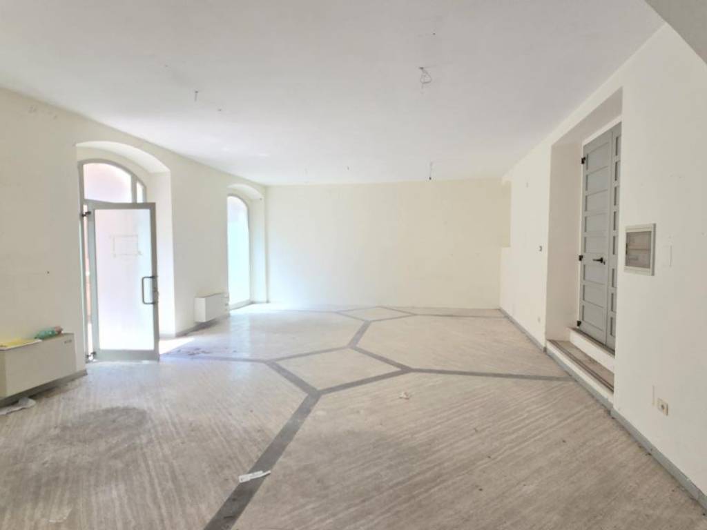 locale commerciale in vendita a Foligno
