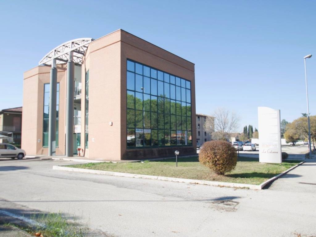 ufficio in vendita a Foligno in zona Paciana