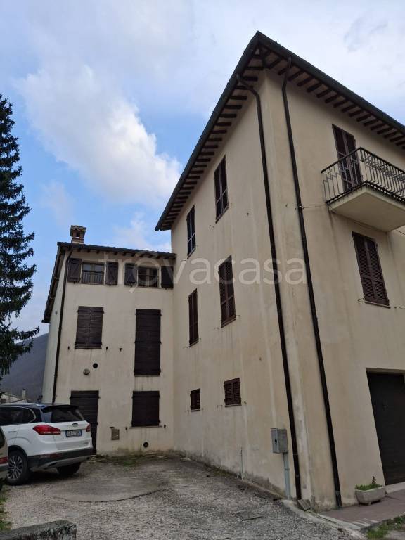 casa indipendente in vendita a Foligno in zona Scopoli