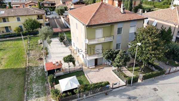 casa indipendente in vendita a Foligno in zona Sterpete