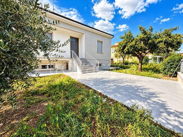 casa indipendente in vendita a Foligno in zona Sterpete