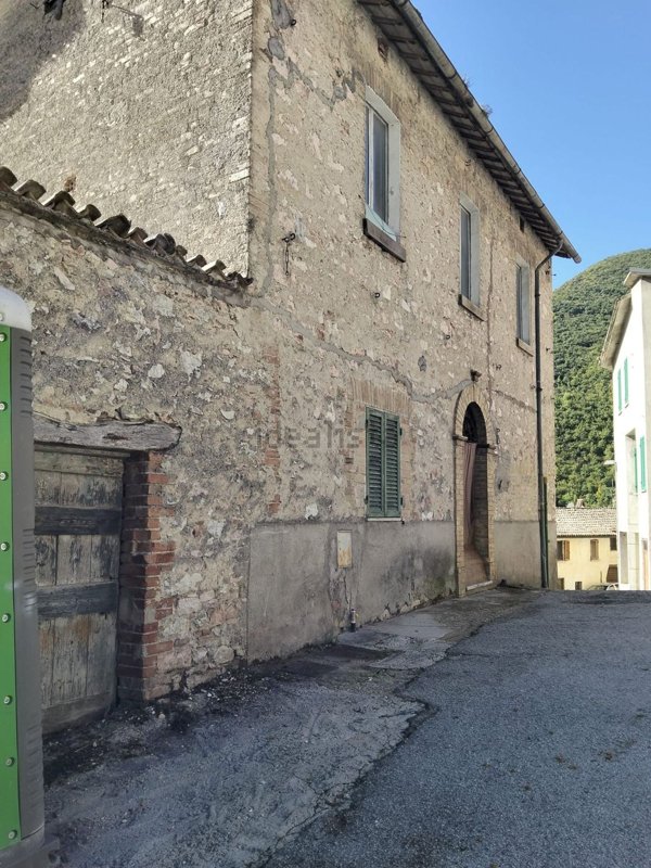casale in vendita a Foligno in zona Scopoli