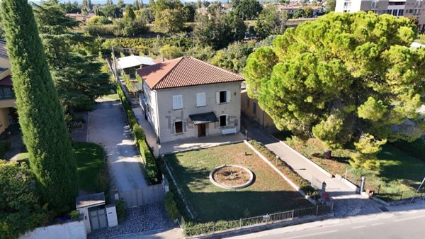 casa indipendente in vendita a Foligno in zona Sterpete