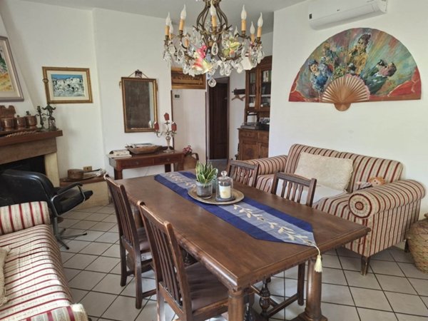 casa indipendente in vendita a Foligno