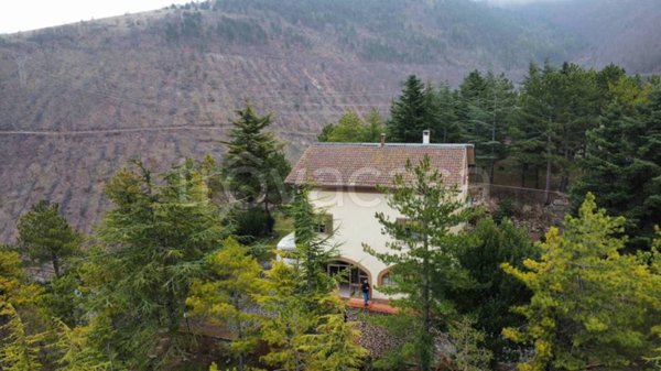 casa indipendente in vendita a Fossato di Vico