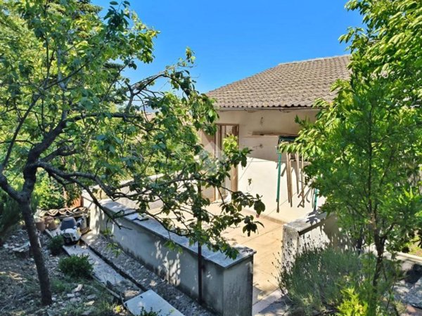 casa indipendente in vendita a Fossato di Vico