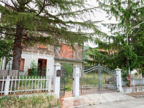 casa indipendente in vendita a Fossato di Vico