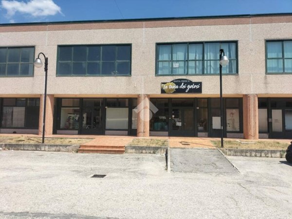 negozio in vendita a Fossato di Vico in zona Osteria del Gatto