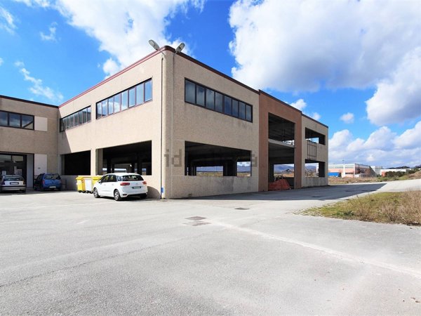 capannone in vendita a Fossato di Vico