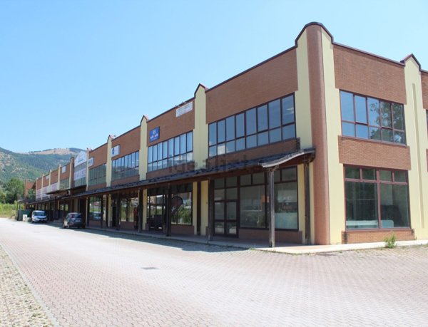 locale commerciale in vendita a Fossato di Vico