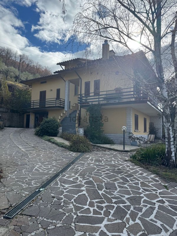 casa indipendente in vendita a Fossato di Vico