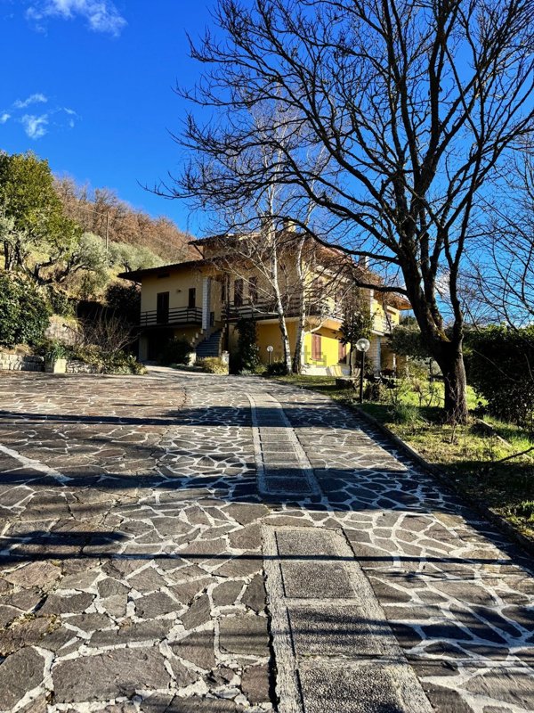 casa indipendente in vendita a Fossato di Vico
