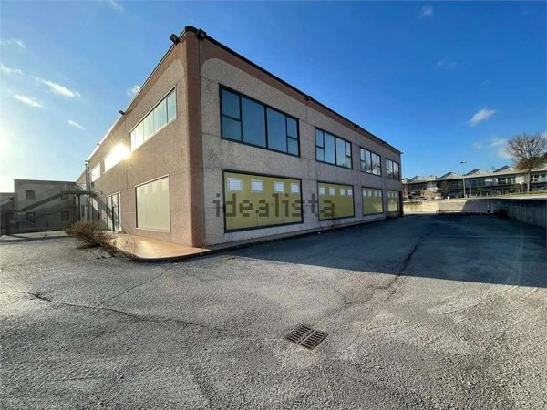 locale commerciale in vendita a Fossato di Vico