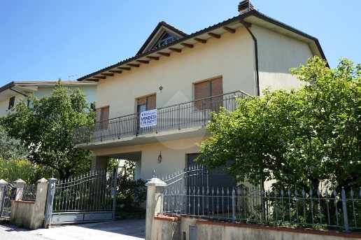 casa indipendente in vendita a Fossato di Vico in zona Osteria del Gatto
