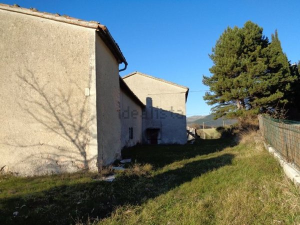 casale in vendita a Fossato di Vico