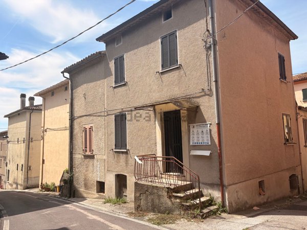 casa indipendente in vendita a Fossato di Vico in zona Palazzolo