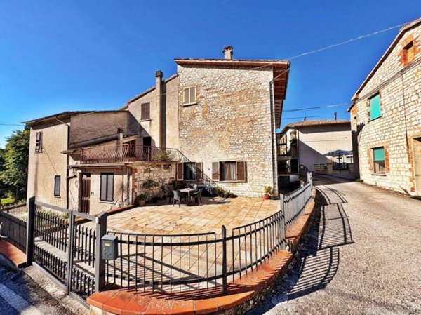 casa indipendente in vendita a Fossato di Vico in zona Purello