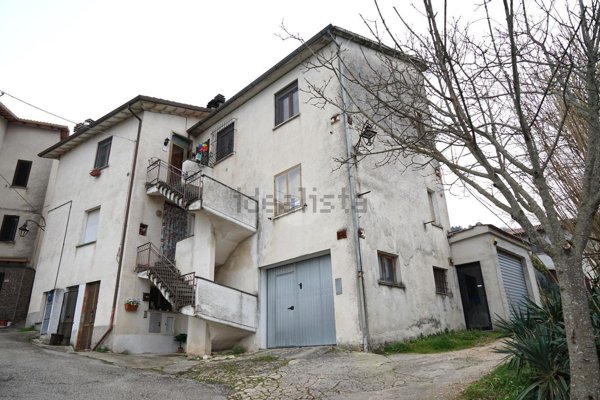 appartamento in vendita a Fossato di Vico in zona Purello