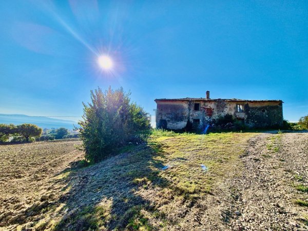 casale in vendita a Fratta Todina