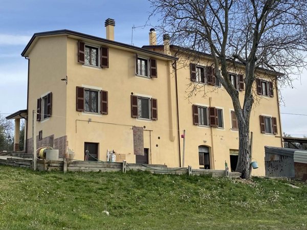 casa indipendente in vendita a Giano dell'Umbria in zona Montecchio