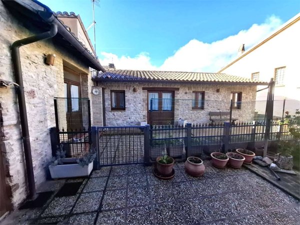 casa semindipendente in vendita a Giano dell'Umbria