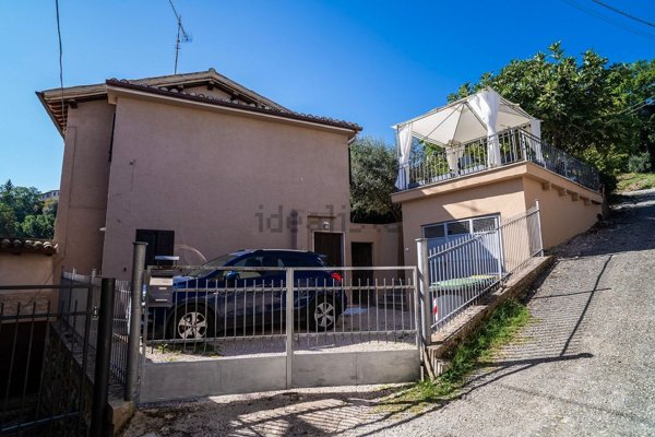 casa indipendente in vendita a Giano dell'Umbria