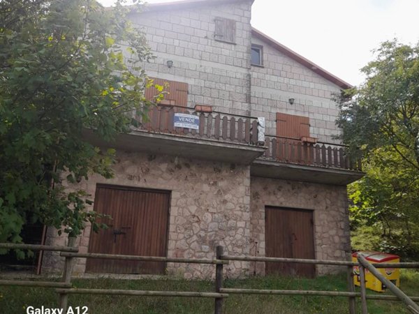 casa indipendente in vendita a Giano dell'Umbria