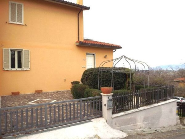 casa indipendente in vendita a Giano dell'Umbria