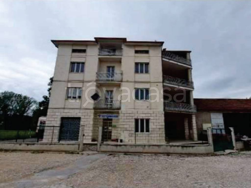 locale commerciale in vendita a Giano dell'Umbria in zona Bastardo