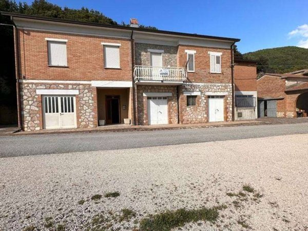 casa indipendente in vendita a Gualdo Cattaneo in zona Pomonte