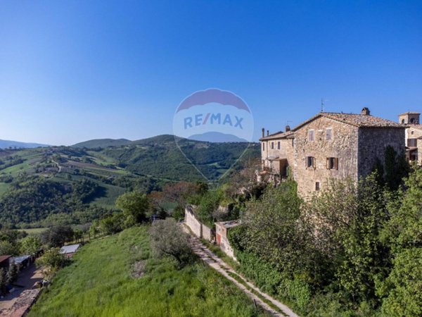 casa indipendente in vendita a Gualdo Cattaneo in zona Saragano