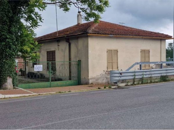 casa indipendente in vendita a Gualdo Cattaneo in zona Pozzo