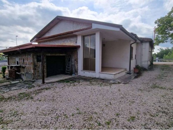 casa indipendente in vendita a Gualdo Cattaneo in zona Pozzo