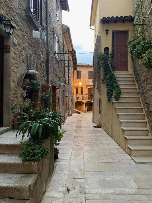 intera palazzina in vendita a Gualdo Cattaneo in zona San Terenziano