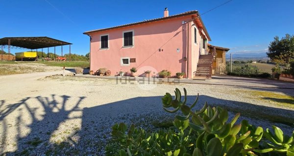 casa indipendente in vendita a Gualdo Cattaneo in zona Marcellano