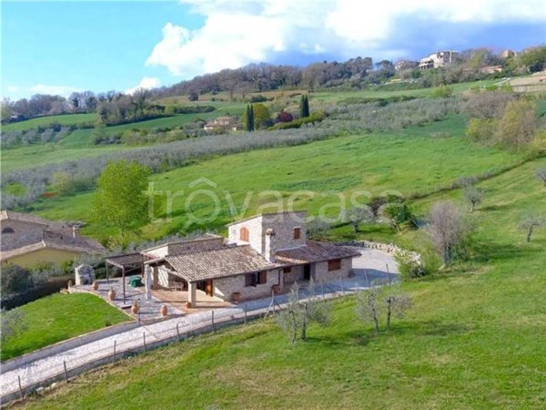 casa indipendente in vendita a Gualdo Cattaneo in zona Grutti