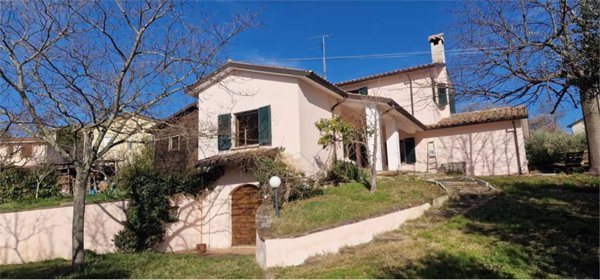 casa indipendente in vendita a Gualdo Cattaneo in zona Pozzo