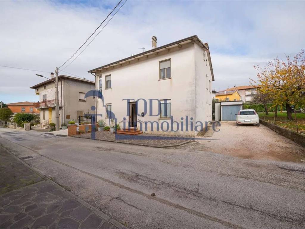 casa indipendente in vendita a Gualdo Cattaneo in zona San Terenziano