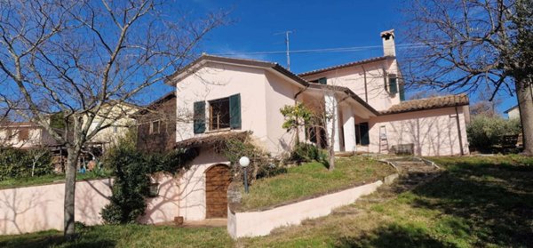 casa indipendente in vendita a Gualdo Cattaneo in zona Pozzo