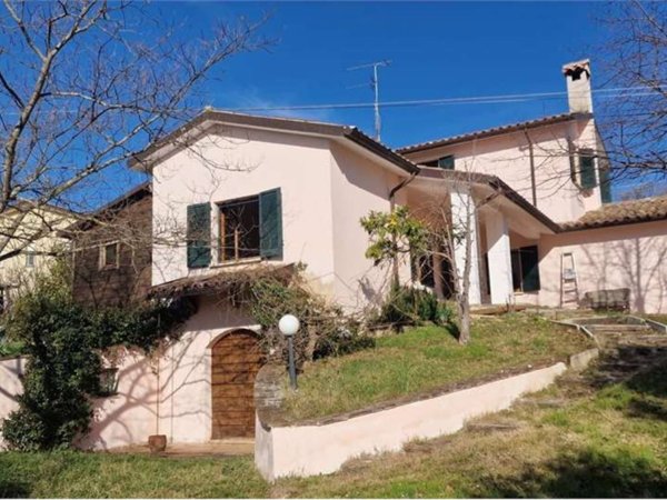 casa indipendente in vendita a Gualdo Cattaneo in zona Collesecco