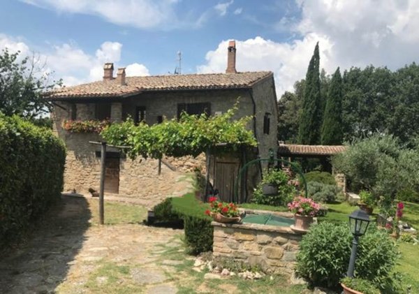 casa indipendente in vendita a Gualdo Cattaneo in zona Pozzo