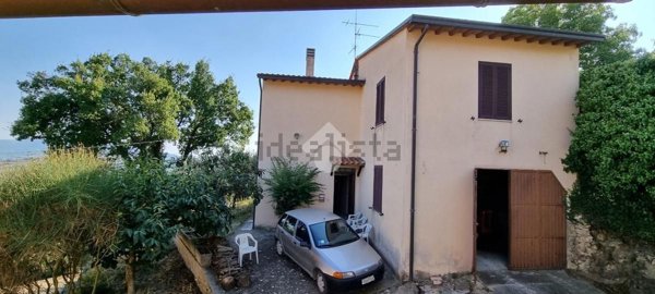 casa indipendente in vendita a Gualdo Cattaneo in zona Pozzo