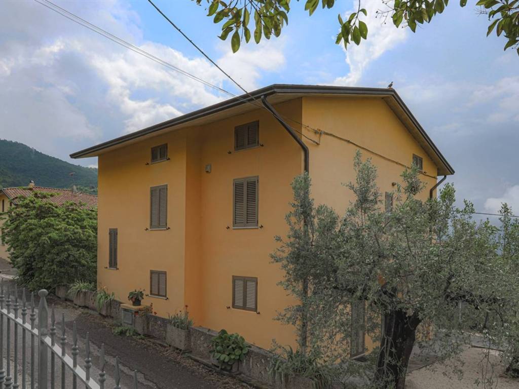 casa indipendente in vendita a Gualdo Cattaneo in zona Pomonte