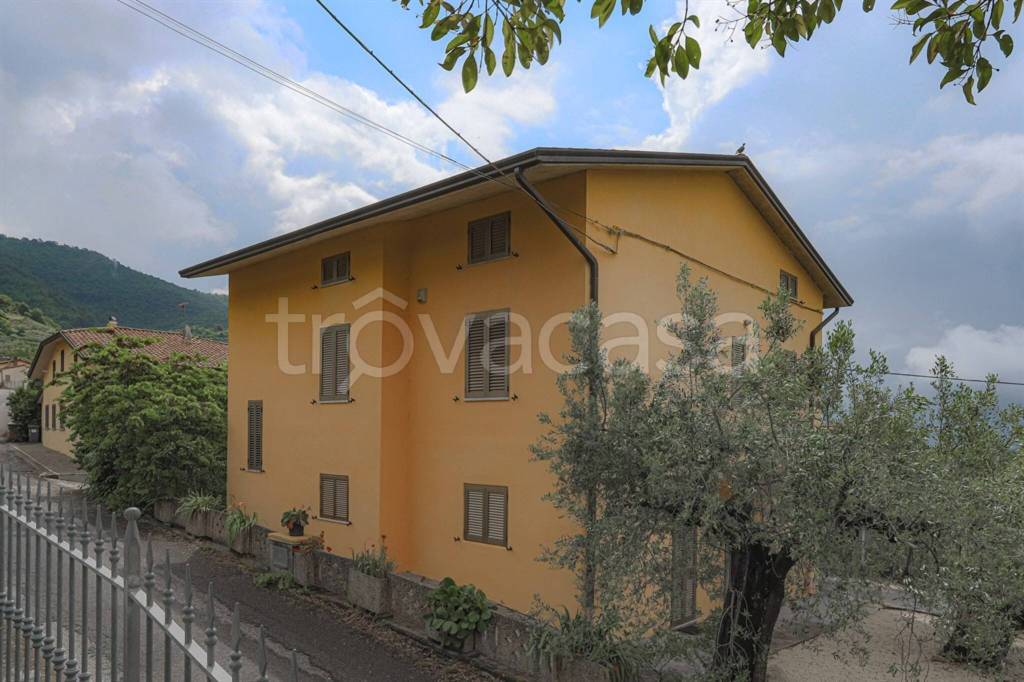 casa indipendente in vendita a Gualdo Cattaneo in zona Pomonte